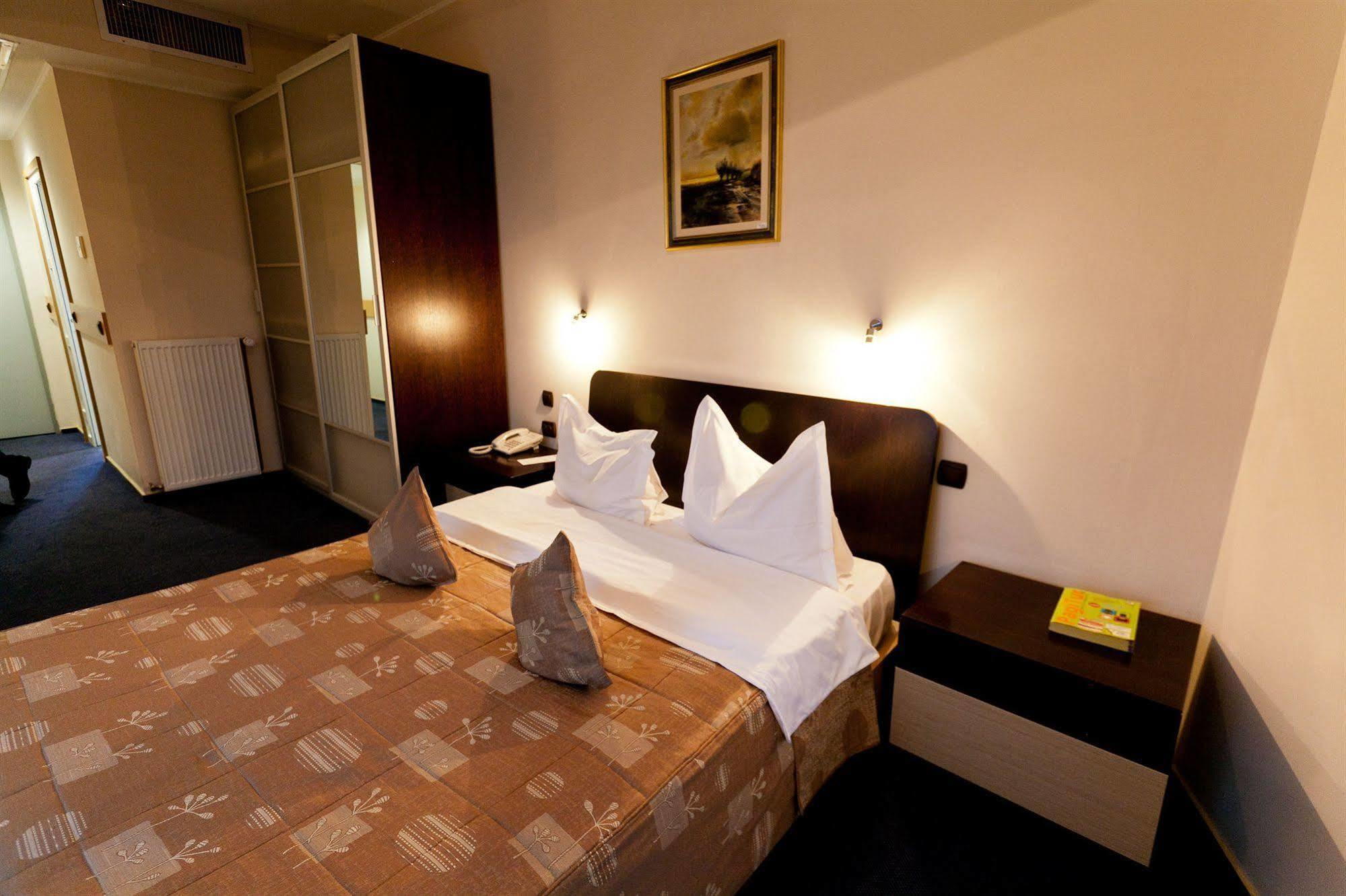 בוקרשט Hotel Dacia Rrt מראה חיצוני תמונה